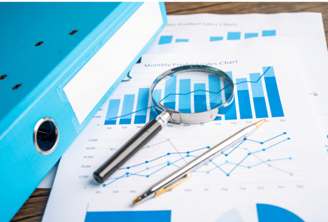 Şirketlerin başarısızlık nedenlerini; stratejik hatalar, finansal riskler, yanlış kararlar, liderlik ve değişime uyum başlıkları üzerinden ele alan eğitim görseli.