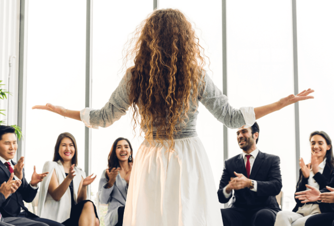 Fasilitasyon ve grup dinamikleri eğitiminde, katılımcıların etkileşim ve iş birliği içinde olduğu uygulamalı bir öğrenme ortamı.