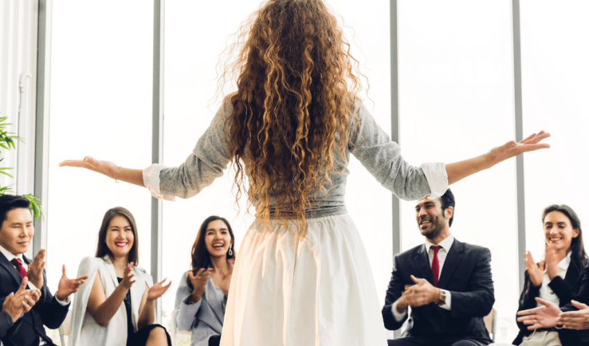 Fasilitasyon ve grup dinamikleri eğitiminde, katılımcıların etkileşim ve iş birliği içinde olduğu uygulamalı bir öğrenme ortamı.